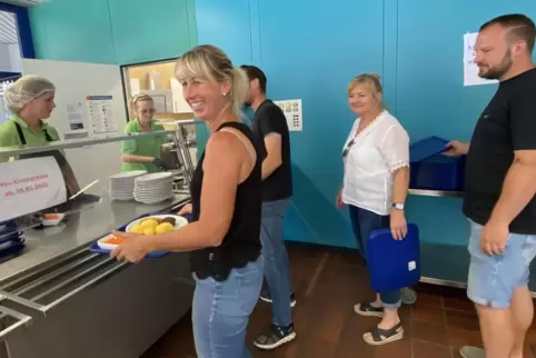 Stadtratsmitglieder testen im Foyer des Helmholtz-Gymnasiums die Zweibrücker Schülerverpflegung. Stadtratsmitglieder testen im Foyer des Helmholtz-Gymnasiums die Zweibrücker Schülerverpflegung.