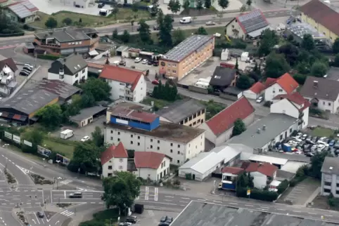 Entwicklungspotenzial an der Wartturm-Kreuzung: links hinter dem Wartturm die Firma Holtzmann, rechts ein Gebrauchtwagenhandel. 