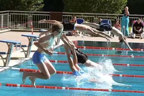 50 Meter Brust der Jungen: Vorne Julian Groß (OWG), Ben Tappe, Frederick Michel, Paul Lickteig und Samuel Daum (alle IGS Waldfis
