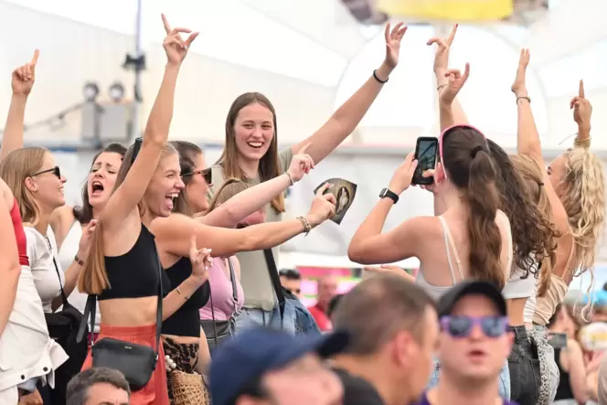 Auf dem Wurstmarkt lässt es sich gut feiern. Nicht umsonst ist es das wohl größte Weinfest der Welt. Auf dem Wurstmarkt lässt es sich gut feiern. Nicht umsonst ist es das wohl größte Weinfest der Welt.