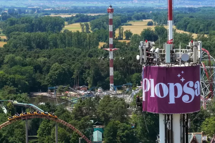 Schon von Weitem zu sehen: das neue Banner am Freefalltower. 