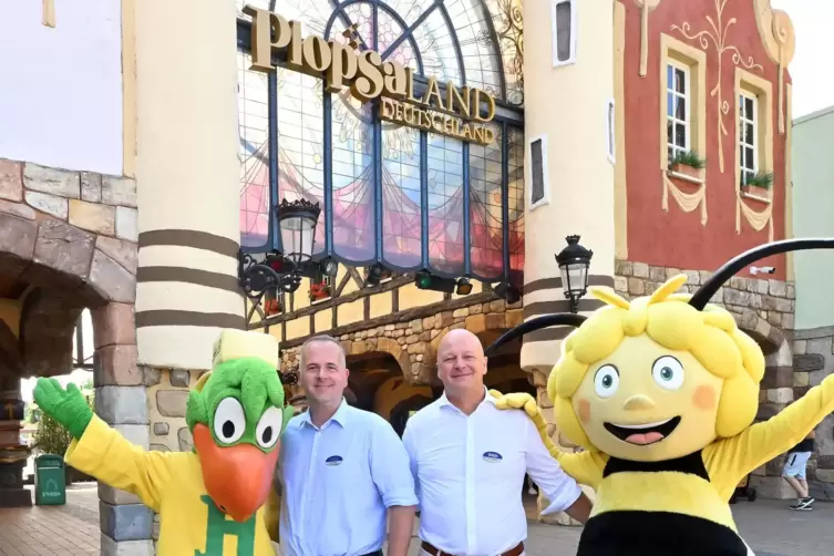  Bernd Beitz (links) und Carl Lenaerts vor dem neuen Logo.