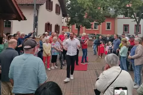 Daniel Krauß feiert seinen Wahlsieg in Kleinkarlbach. 