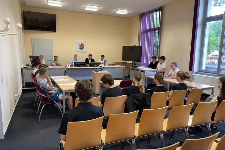 Die Sch&uuml;ler der 10b sind w&auml;hrend der Gerichtsverhandlung gespannt bei der Sache.