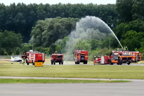 Feuerwehr auf dem Flugplatz: Hier wurde vor einigen Jahren zu Übungszwecken eine missglückte Notlandung simuliert.