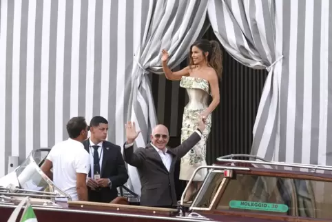 Jeff Bezos und Lauren Sanchez verlassen ein Hotel auf dem Weg zu ihrem Hochzeitsempfang.