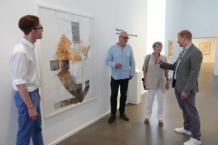 Im Gespr&auml;ch vor der Arbeit o.T. von 2004 (Farbstift, Kohle, Bleistift, Papier) mit (von links) S&ouml;ren Fischer, J&ouml;rg Heieck, Erika