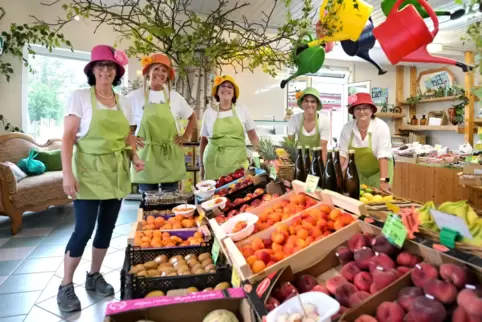 Stehen für die Kunden bereit: Elke Nieser (links) und ihr Verkaufsteam. 