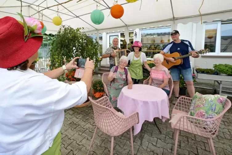 Erinnerungsfoto bei der Er&ouml;ffnung: Die Sitzgruppe unter dem Pavillon kommt gut an. 