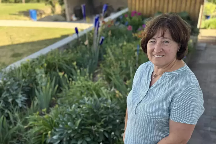 Lilien sind ihre Passion: Gabi Ga&szlig; in ihrem Garten in Standenb&uuml;hl. 