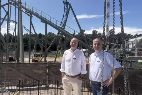 Geplanter Starttermin für die neue Achterbahn „100% Wolf“ ist in diesem Herbst: Plopsa-Geschäftsführer Carl Lenaerts und Deutsch