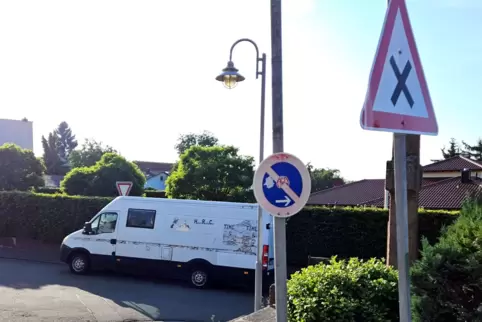 Das kann nicht funktionieren: Für die eine Straße gilt das Rechts-vor-links-Schild, für die andere hingegen „Vorfahrt achten“. 