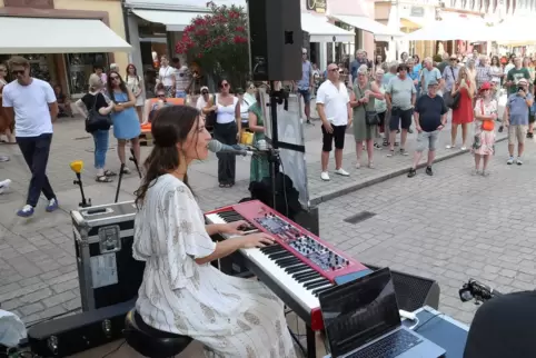 Sommerfestival: viel Betrieb in Speyer. Auch viele Sicherheitskräfte sind vor Ort und mussten zumindest zweimal einschreiten. 