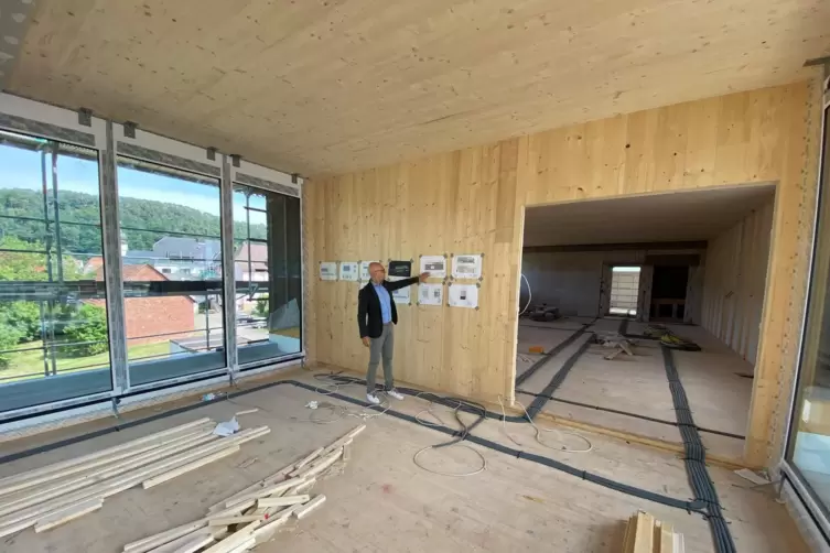 Johan Visser im Obergeschoss seines neuen Firmensitzes in Dahn. Ende August soll der Umzug &uuml;ber die B&uuml;hne gehen. 