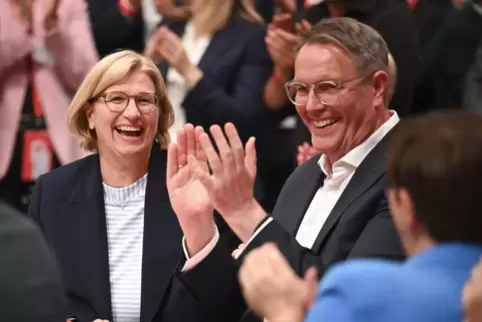 Schweitzer und Rehlinger nach ihrer Wahl in den SPD-Bundesvorstand. 
