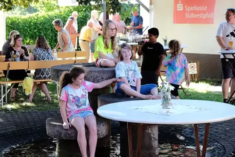 Natürlich waren die Schattenplätze beim Dietrichinger Dorffest heiß begehrt. Die Kinder kühlten sich im Brunnen ab, der dem Fest