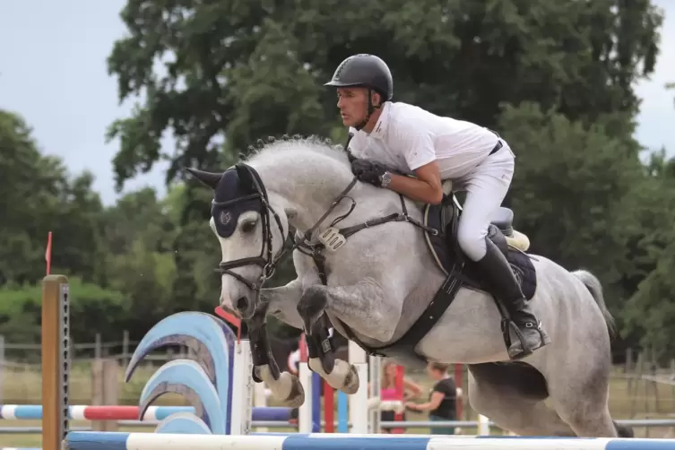 RSV-Jungpferdeturnier: Günter Treiber mit Crazy for Love auf dem Parcours. 