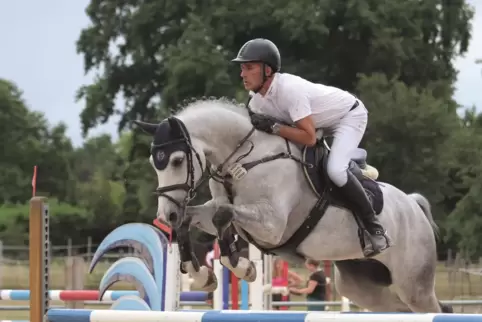 RSV-Jungpferdeturnier: Günter Treiber mit Crazy for Love auf dem Parcours. 