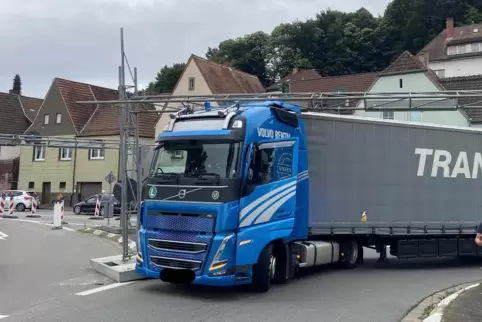 Dieser Lastwagen steckte auf der Brücke der L363 zwischen Ramstein und Landstuhl fest. 
