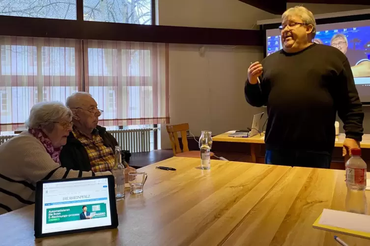 Eine Schulung in Sachen Smartphones und Tablets mit Digitalbotschafter Stefan G&ouml;ttel in Rehweiler: In seinen Kursen spielt auch 