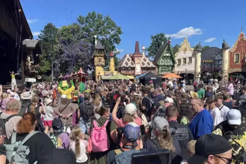 Trotz Temperaturen über 30 Grad war der Andrag auf dem zentralen Platz der Fontänen durchgängig groß. 