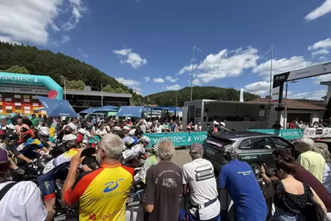 „Volles Haus“ an den Straßen in Linden bei der Rad-DM. 