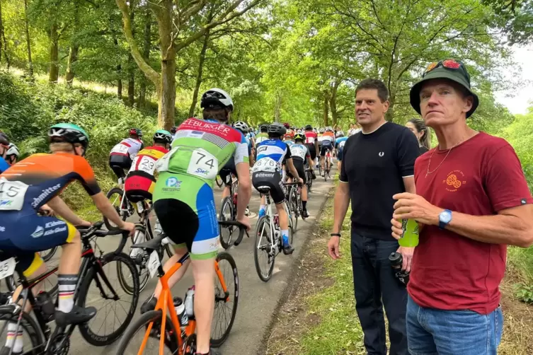Auch Tour-Sieger Jan Ullrich (rechts, hier mit Udo B&ouml;lts) war begeisterter Zuschauer am Stra&szlig;enrand. 
