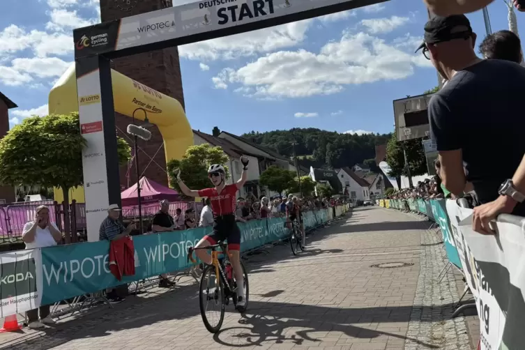 Zieleinlauf der U19-Fahrerinnen. Vorn jubelt Siegerin Leni Bauer vom RSV Stuttgart-Vaihingen, w&auml;hrend Magdalena Leis vom RSC Lin