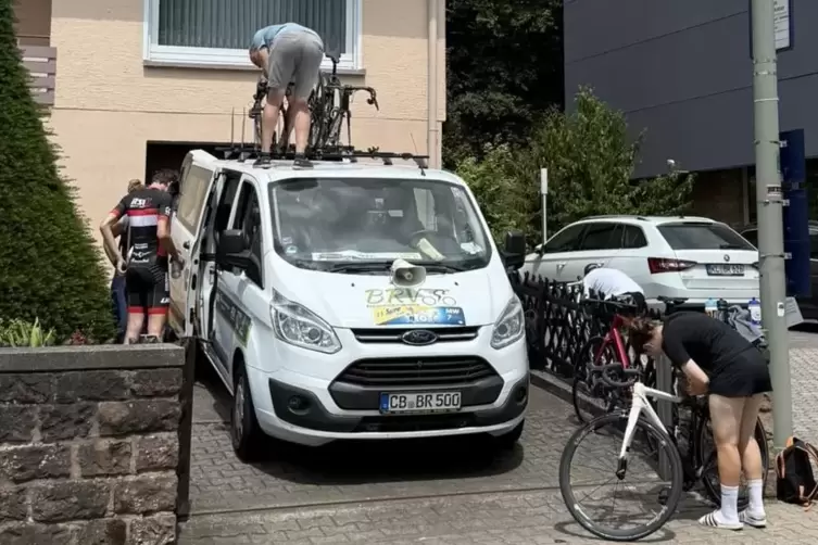 R&auml;der auf Autod&auml;chern geh&ouml;ren zum Bild in Linden, auch in privaten Hofeinfahrten, manchmal steht auch ein Mensch drauf und werke