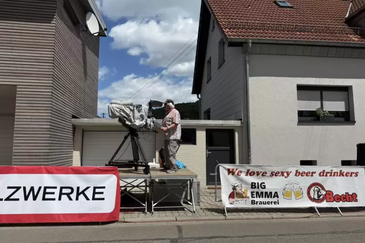 Ganz Linden ist kamera&uuml;berwacht und gef&uuml;llt mit Fotografen und Fans. Eine Drohne kreist. Kameraleute begleiten die Fahrer auf de