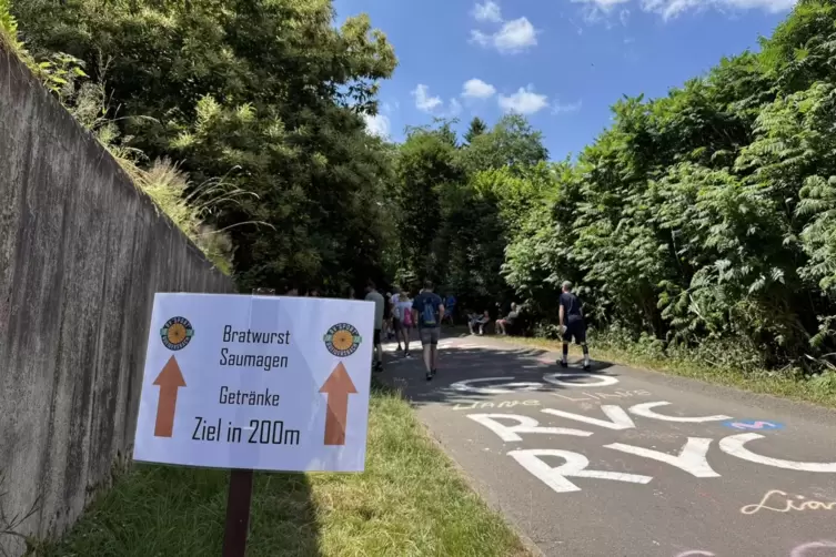 Der RV Queidersbach hat das Schild zu seinem Verpflegungsstand am Berg in Linden gut ausgeschildert. 