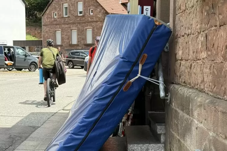 Damit in der Kurve nichts passiert: Eine Weichbodenmatte polstert eine Treppe und den Zigarettenautomaten in der Kurve den der S