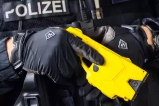 Von der Polizei eingesetzt: mit elektrischen Impulsen arbeitender Taser.