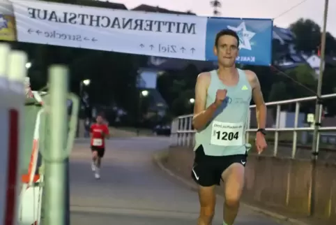 Für Tim Könnel vom TuS Heltersberg lief es beim 32. Mitternachtslauf besonders gut. 