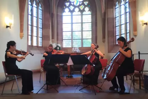 Seltene Besetzung: Violinistin Yi-Qiong Pan, Bratscherin Barbara Giepner sowie Kristina Diehl und Rut Bántay an den Celli bei Ar