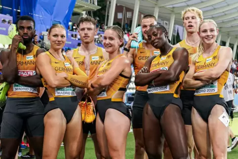 Posierte am Samstagabend zufrieden mit den beiden deutschen 4x100 Meter-Staffeln: LAZ-Sprinterin Sina Mayer (rechts).