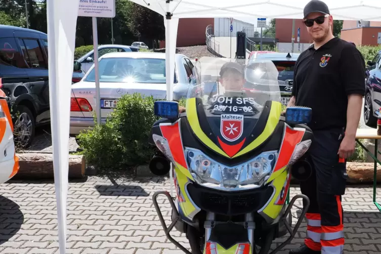 Hier pr&auml;sentieren die Malteser Schifferstadt ihre neuen Motorr&auml;der. Ein junger Besucher darf probesitzen.