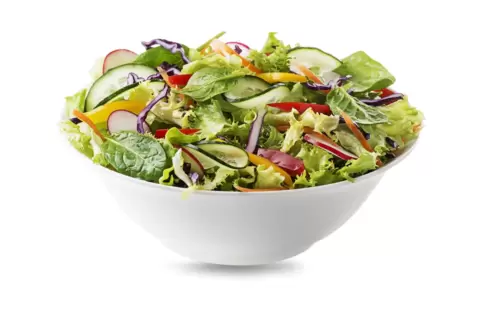 Salat hat wenig Energie, dafür aber ein großes Volumen, das den Magen füllt. Das hat zur Folge, dass der Appetit auf kalorienrei