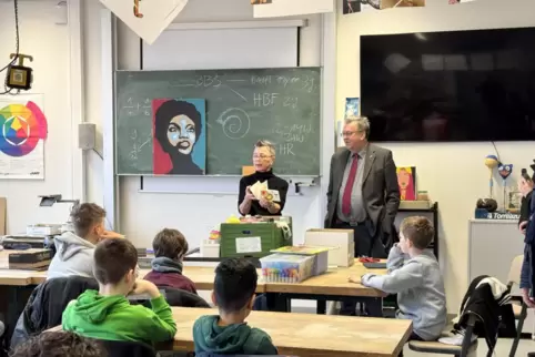 Landrat Clemens Körner (CDU) überzeugte sich persönlich vom Erfolg des Projekts MUS-E an der Realschule plus in Limburgerhof. De