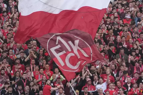 Gegen Düsseldorf soll aus dem Lauterer Block eine Flasche aufs Spielfeld geworfen worden sein.