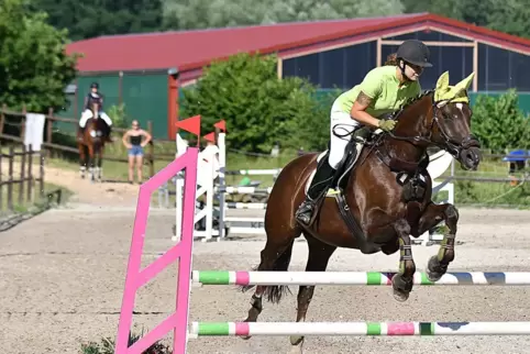 Maike Wendel vom RFV Zweibrücken auf Filly. Im Hintergrund die neue, Schatten spendende Reithalle.