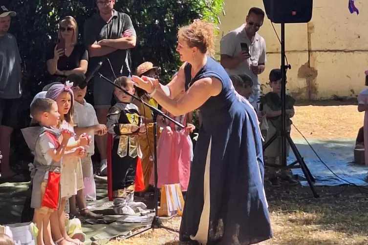 Richtig Klatschen zur Musik &ndash; Fr&ouml;hliche Kl&auml;nge und Bewegung beim Sommerfest. 