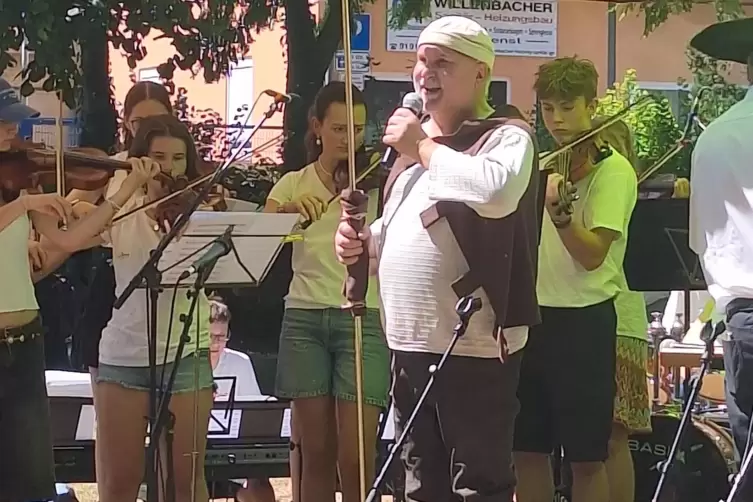 Volker G&uuml;termann als Grindeo auf der B&uuml;hne. 