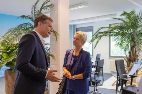 Werner Weiss im Gespräch mit Oberbürgermeisterin Beate Kimmel. Der Geschäftsführer von Insiders Technologies setzt auf neue Arbe