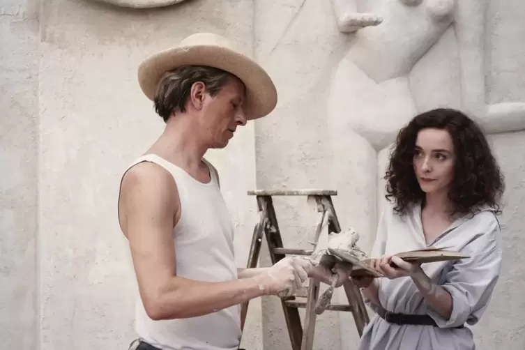 Die Kunststudentin Leonora Carrington als &bdquo;Muse&ldquo; von Max Ernst: Alexander Scheer und Olivia Vinall in &bdquo;Leonora im Morgenlicht&ldquo;. 