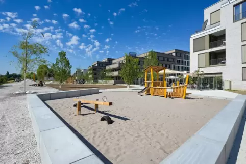 Spielgeräte schon aufgebaut: künftiger Park am Rheinufer. 