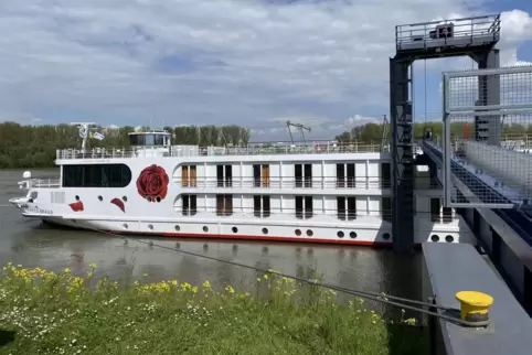 Kreuzfahrtschiff am modernsten, städtischen Steiger: hier gibt’s schon Landstrom.