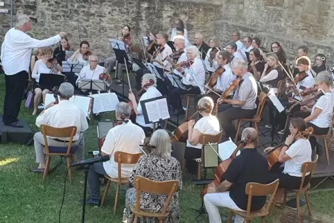 Das Westpfälzische Sinfonieorchester spielte am Samstag auf Burg Lichtenberg erstmals unter seinem Gastdirigenten Laurentiu Cand