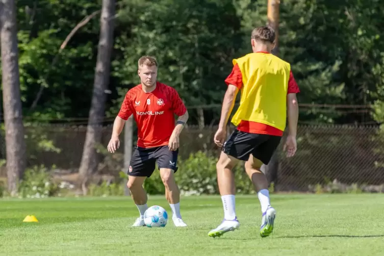 Jean Zimmer (links) im ersten Trainingsspiel beim Auftakt der U21 des FCK. Der 31-J&auml;hrige, der seine Profikarriere beendet hat, 
