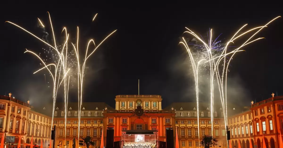 schloss in flammen mannheim 2025